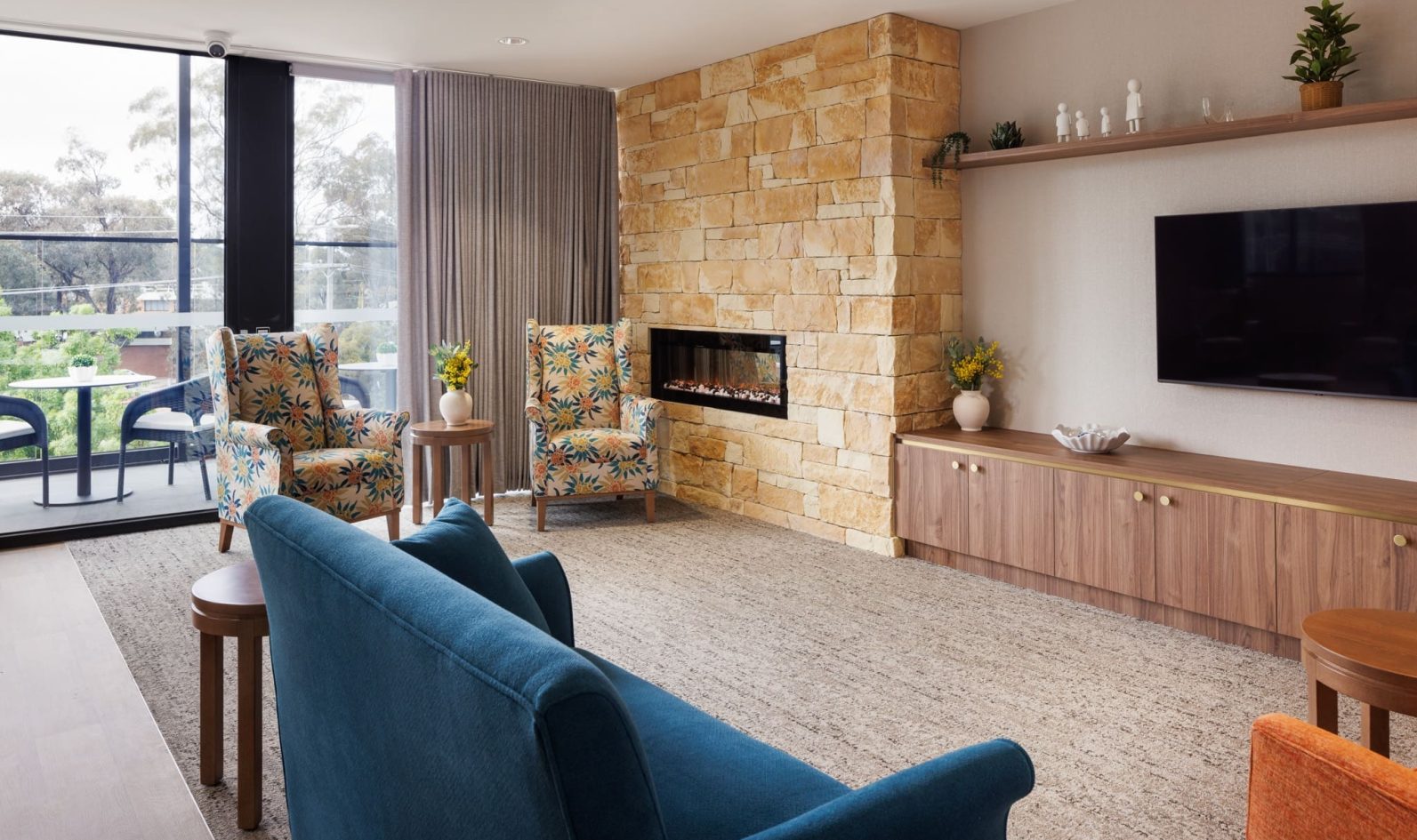 A lounge with seating area, artprint, and windows