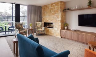 A lounge with seating area, artprint, and windows